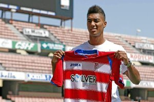 Eddy mostrando la camiseta del Granada.