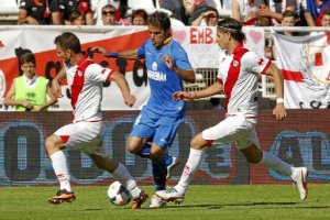 Pedro León en su último partido de azulón en Vallecas.