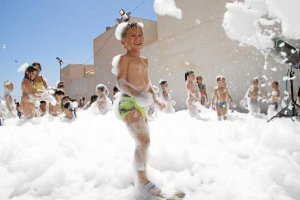 Fiesta de la espuma en la escuela de verano de Carboneras.
