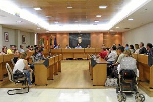 Imagen de una reunión celebrada en el Ayuntamiento con  los padres este verano.