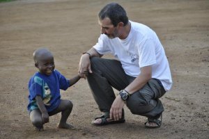 Miguel Serrano con uno de los pequeños