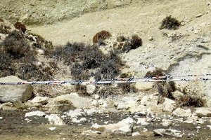 Zona precintada por la caída de rocas en la Cala Pitica.