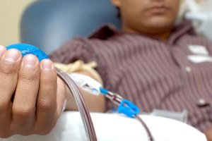 Un donante en el centro de transfusión de Almería.