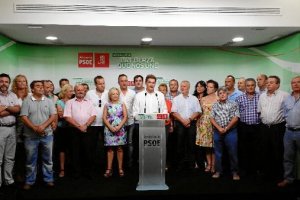 El secretario general del PSOE de Almería, José Luis Sánchez Teruel junto a miembros del partido.
