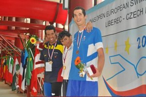 Luciendo la medalla de plata.