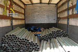 Tubos recuperados en el interior del camión usado para el robo.