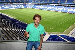 Cañas posando en su nuevo campo.