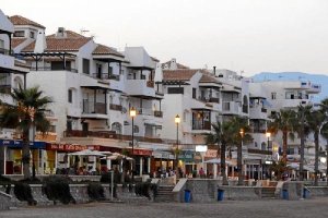 Zona del puerto de Roquetas de Mar con establecimientos hosteleros en los bajos de las viviendas.