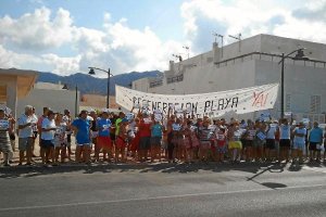 La concentración reunió a unas 300 personas pidiendo la regeneración de la playa.