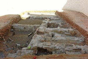 Trama urbana y estancias de una vivienda del siglo XVII-XIX, con aljibe moderno y tinajas.