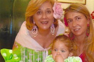 La periodista almeriense con su hija y su nieta
