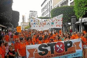 Madres y padres de alumnos durante su marea naranja de protesta.