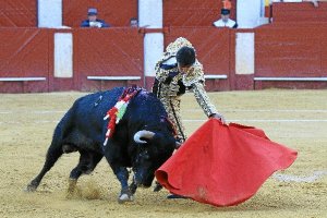 Faena de Perera  a su primer toro.