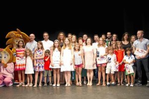 Foto en familia de los premiados.