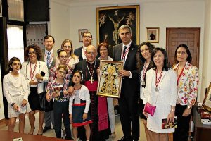 La Directiva de la Hermandad de la Virgen de Gádor con Santiago Gómez, obispo de Vergi