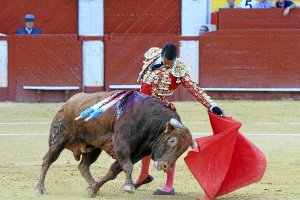 Manzanares se ganó el reconocimiento y el cariño de los tendidos en su primero.