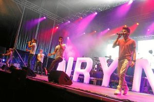 Los jóvenes en su concierto de anoche en Almería.