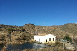 Balsa dentro de la zona abastecida con agua del manantial de Cabezo de La Jara.