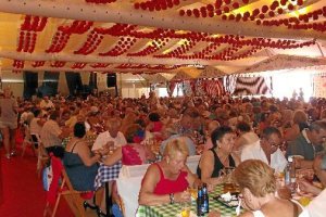 Los asistentes disfrutaban del almuerzo en la Caseta Municipal 