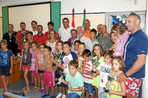 Foto de los campeones con el concejal Juanjo Alonso.