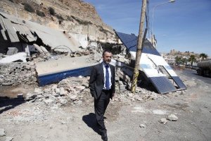 El concejal Pablo Venzal en el derribo de naves en Pescadería.