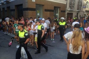 Agentes de Policía Local actúan en un botellón entre plaza Virgen del Mar y calle Séneca.