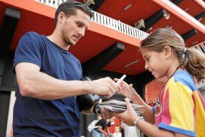 Pablo Piatti firmando un autógrafo.