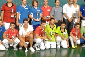 Los campeones posan en la pista.