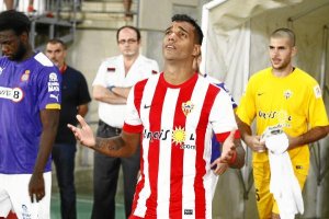 Míchel entrando al campo orando.