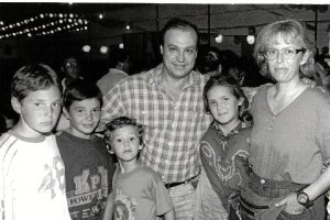 Martínez Soler, con la familia en la Feria del año 1992.