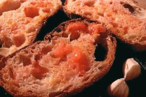 Pan, tomate y aceite, usado en muchas zonas rurales.