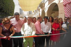 El alcalde corta la cinta.