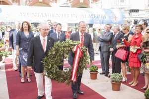 El profesor invitado junto al alcalde depositando el ramos de flores en el monumento de Los Coloraos