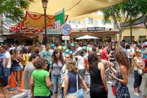 Mediodía en la Plaza Flores, donde se sitúa el ambigú de Torreluz. 