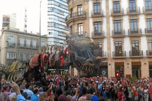 El dragón que encabezaba la cabalgata, iniciada en la Puerta Purchena.