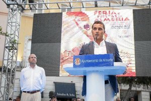 Francisco se dirige a los almerienses, bajo la atenta mirada del alcalde.