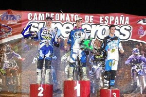 Los pilotos en lo más alto del podium.