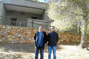 El alclade y un técnico de Turismo en una visita realizada este invierno.