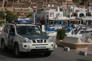 Patrulla de la Guardia Civil en el Puerto de Aguadulce.