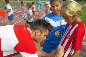 Ximo Navarro con dos jóvenes.