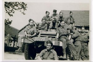 En primera fila y agachado delante del vehículo blindado, Rafael Gómez Nieto.