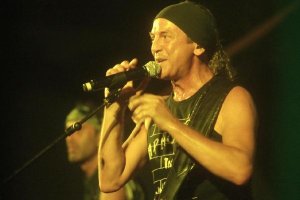 Los Apache y su energético cantante Luis Miguel Peláez. 