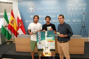 Miembros de The Dry Mouths y el concejal, ayer.