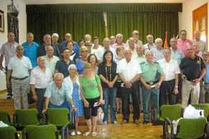 Asistentes al encuentro, posan con la alcaldesa tras la vista al Ayuntamiento. 