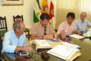 Un momento de la apertura de plicas