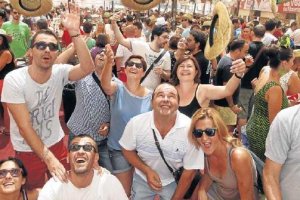 Grupo de gente en el ambigú de LA VOZ en la Feria el año pasado.