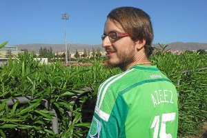 Guille con la camiseta de Nigeria y el nombre de Azeez.