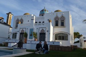 Los arquitectos Óscar Moya y Eva Linge rehabilitaron la Villa el pasado febrero y ya la han situado 