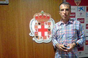 Fernández Borbalán muy almeriense ante el escudo de la ciudad.