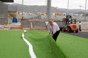 Antonio Bonilla tiene en Vícar hierba sintética homologada por la UEFA.